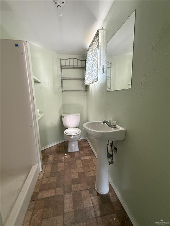 353 East Dicker Road Pharr, TX 78577 - Photo 10 of 32 a bathroom with a toilet and a sink