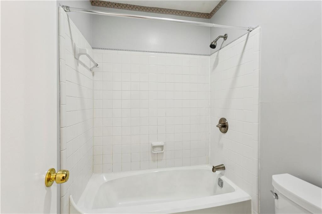 1308 Natchez Trace Atlanta, GA 30350 - Photo 22 of 27 a bathroom with a bathtub
