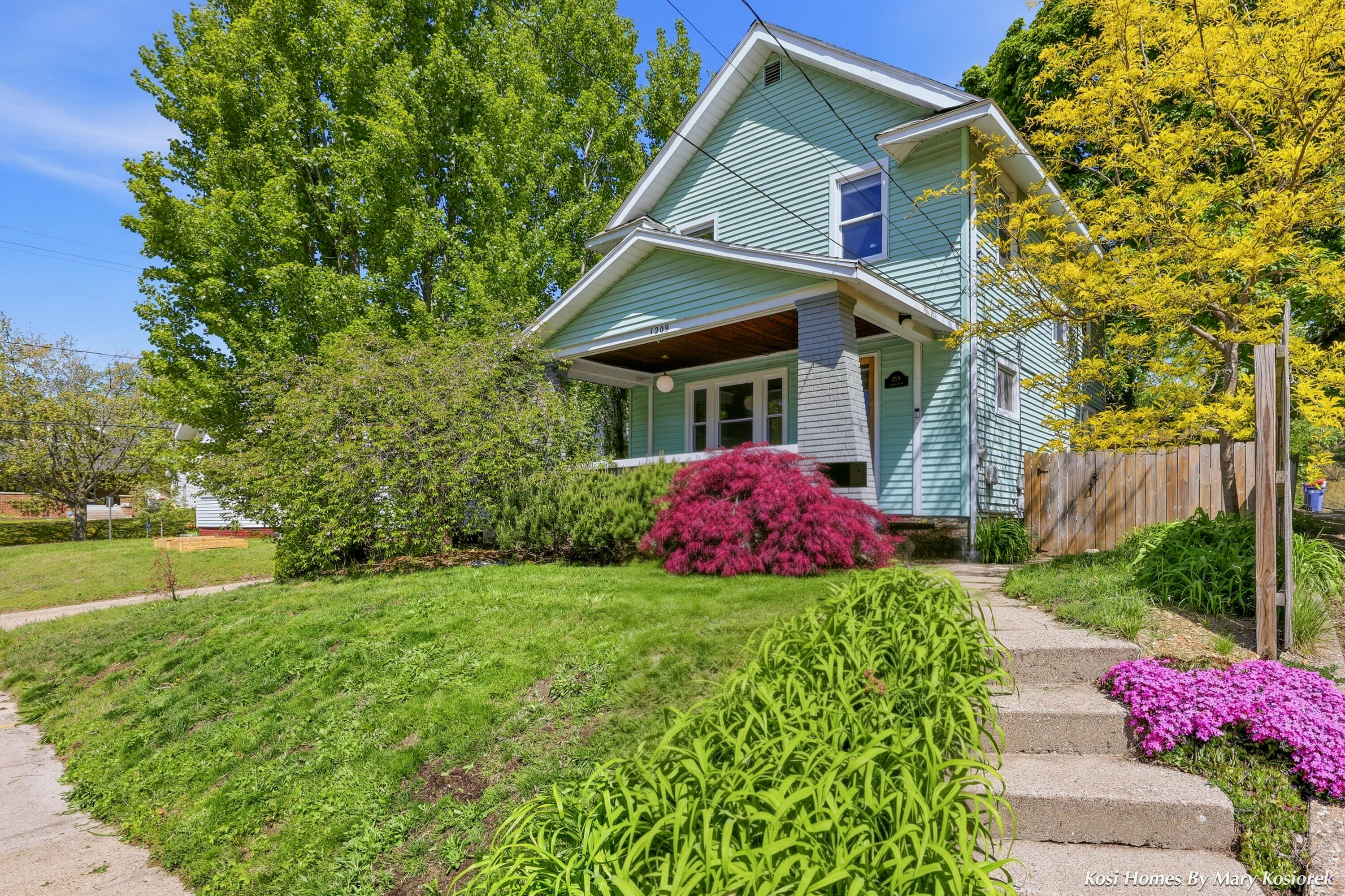 1209 Fisk Road Southeast Grand Rapids, MI 49506 - Photo 1 of 35 Front view