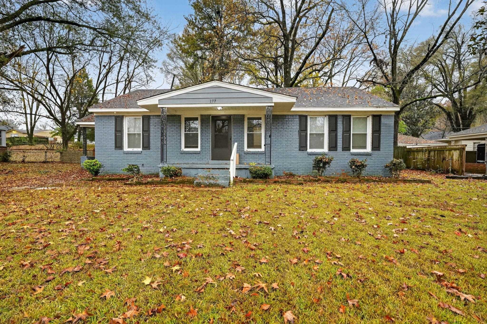 177 East Raines Road Memphis, TN 38109 - Photo 5 of 32 Single story home with brick siding and a porch