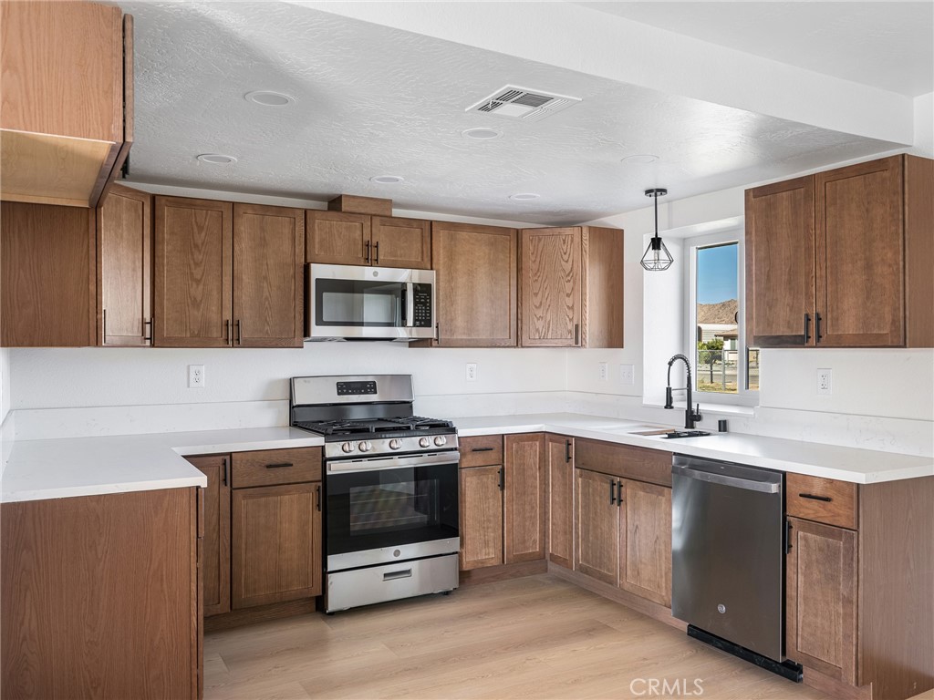 16548 Quinnault Road Apple Valley, CA 92307 - Photo 9 of 38