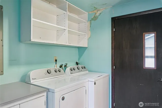 a bathroom with a toilet