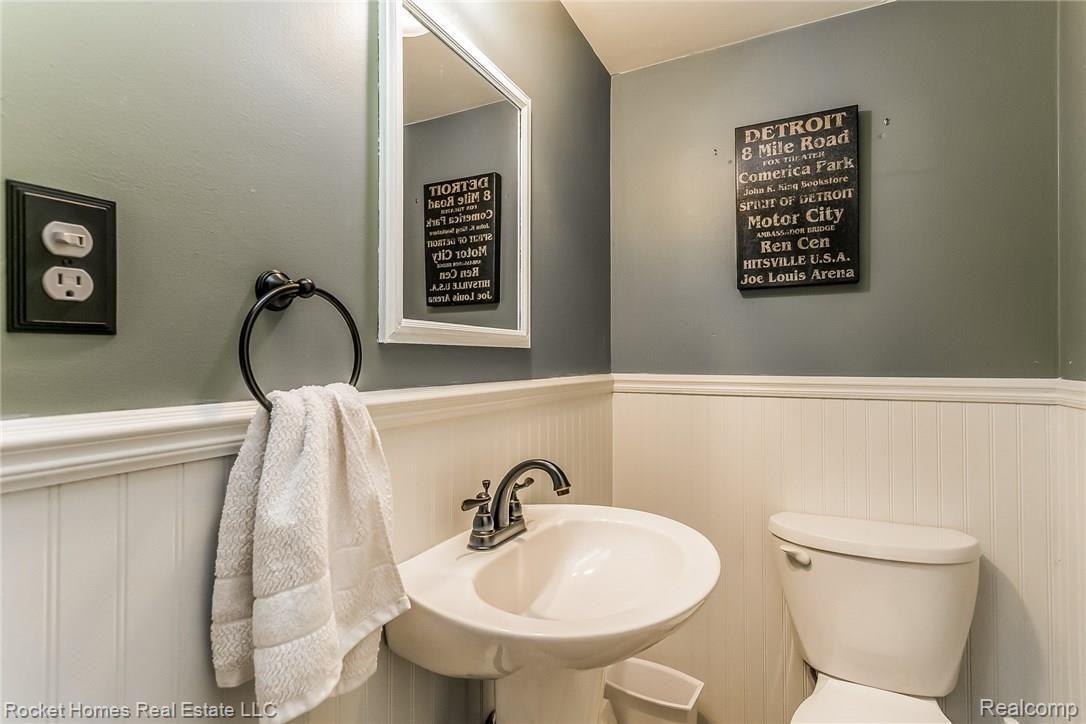 1012 Stellma Lane Rochester, MI 48309 - Photo 24 of 52 024-Powder_Room-2675886-medium.jpg