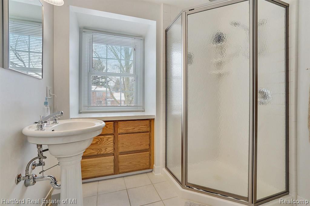 26184 Steele Road Farmington Hills, MI 48331 - Photo 19 of 38