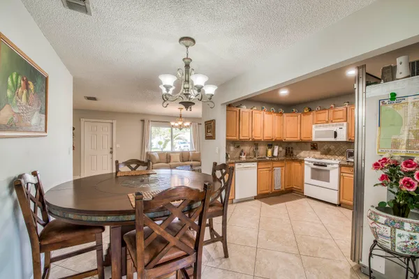 $3,200 | 19468 Delaware Circle, Boca Raton, FL 33434
