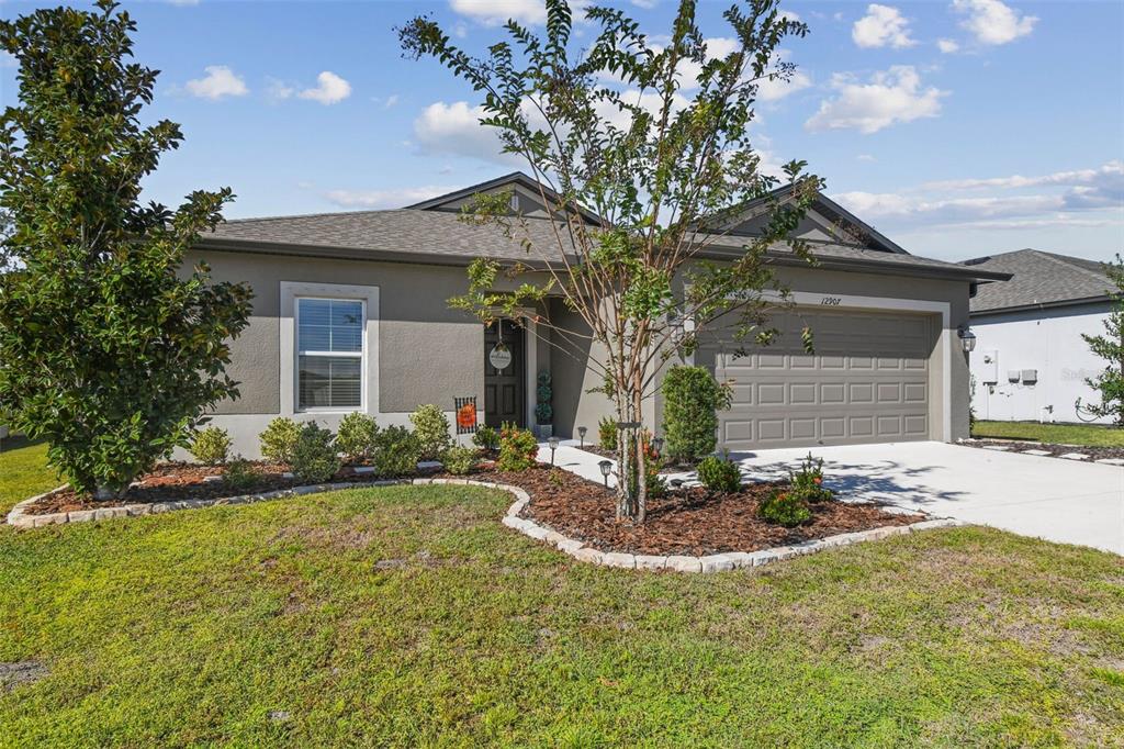 12907 Conquistador Loop Spring Hill, FL 34610 - Photo 4 of 74 a front view of a house with garden