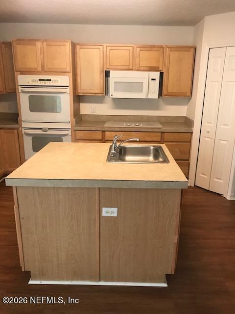 87045 Kipling Drive Yulee, FL 32097 - Photo 7 of 18 a utility room with a sink a washer and dryer