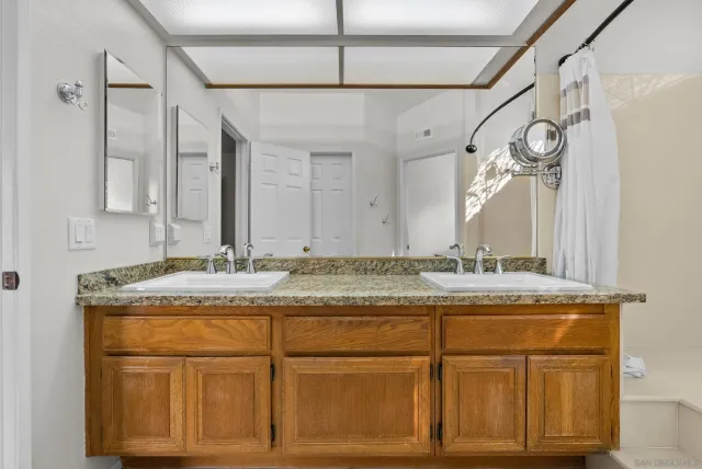 $935,000 | 28885 Shadow Valley Lane, Santa Clarita, CA 91390