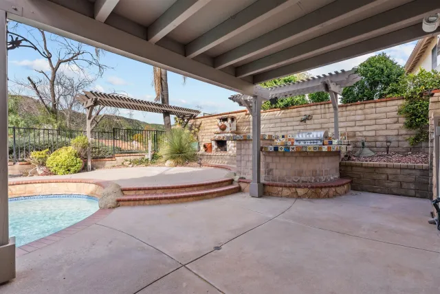 $935,000 | 28885 Shadow Valley Lane, Santa Clarita, CA 91390