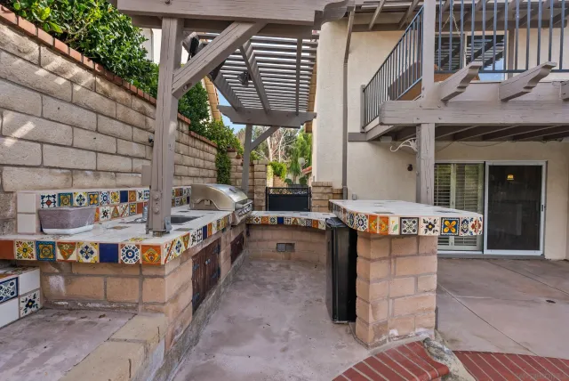 $935,000 | 28885 Shadow Valley Lane, Santa Clarita, CA 91390