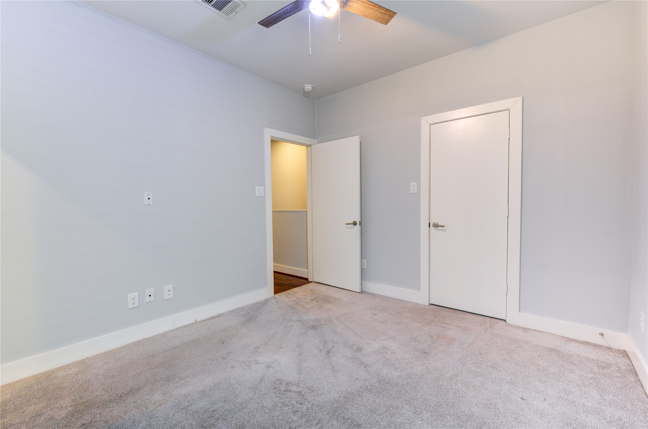 847 Rachel Street, Unit G Houston, TX 77091 - Photo 21 of 42 The secondary bedroom offers generous space and a walk-in closet.