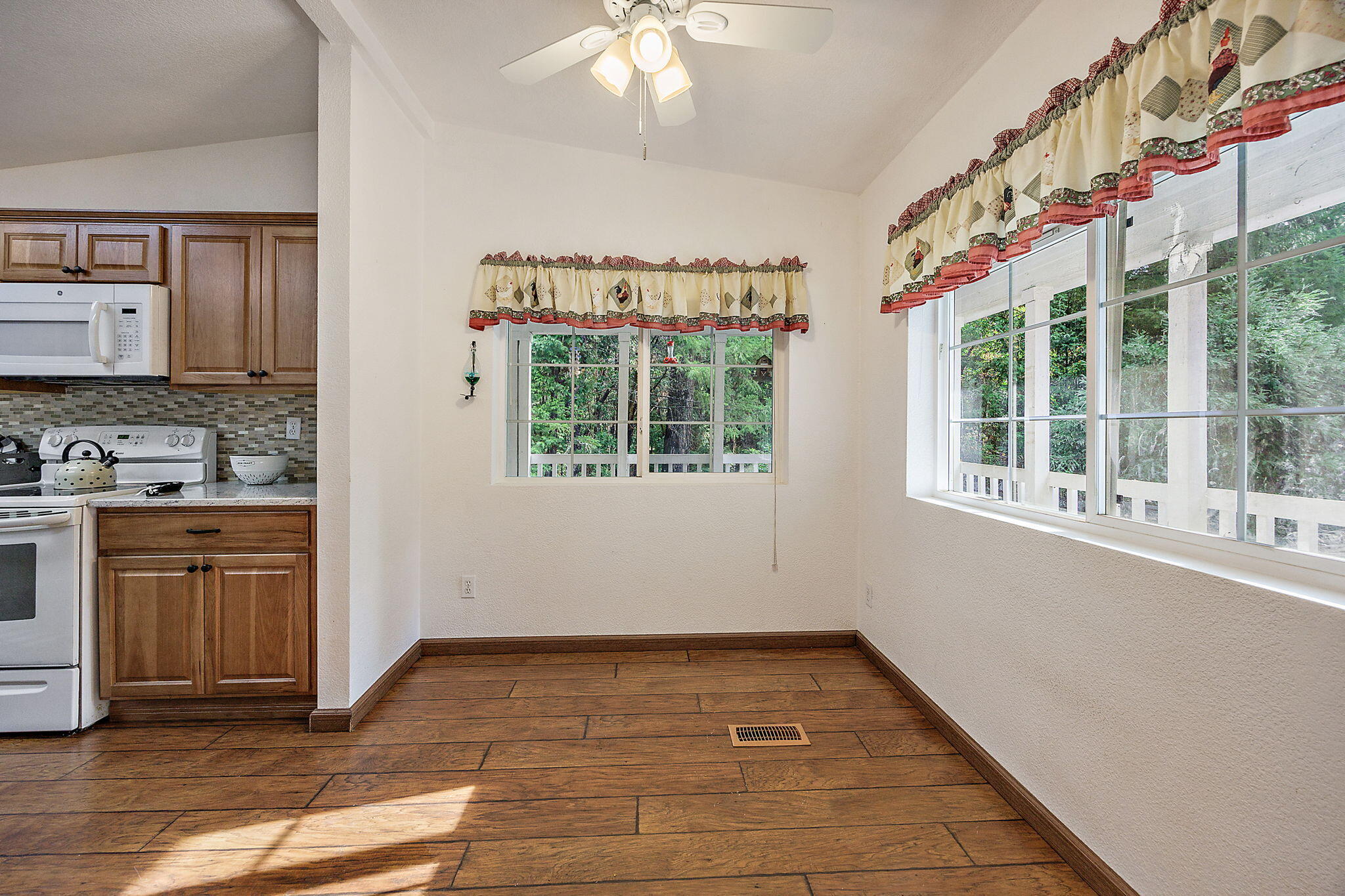 1600 Sykes Creek Road Rogue River, OR 97537 - Photo 12 of 47 Breakfast nook