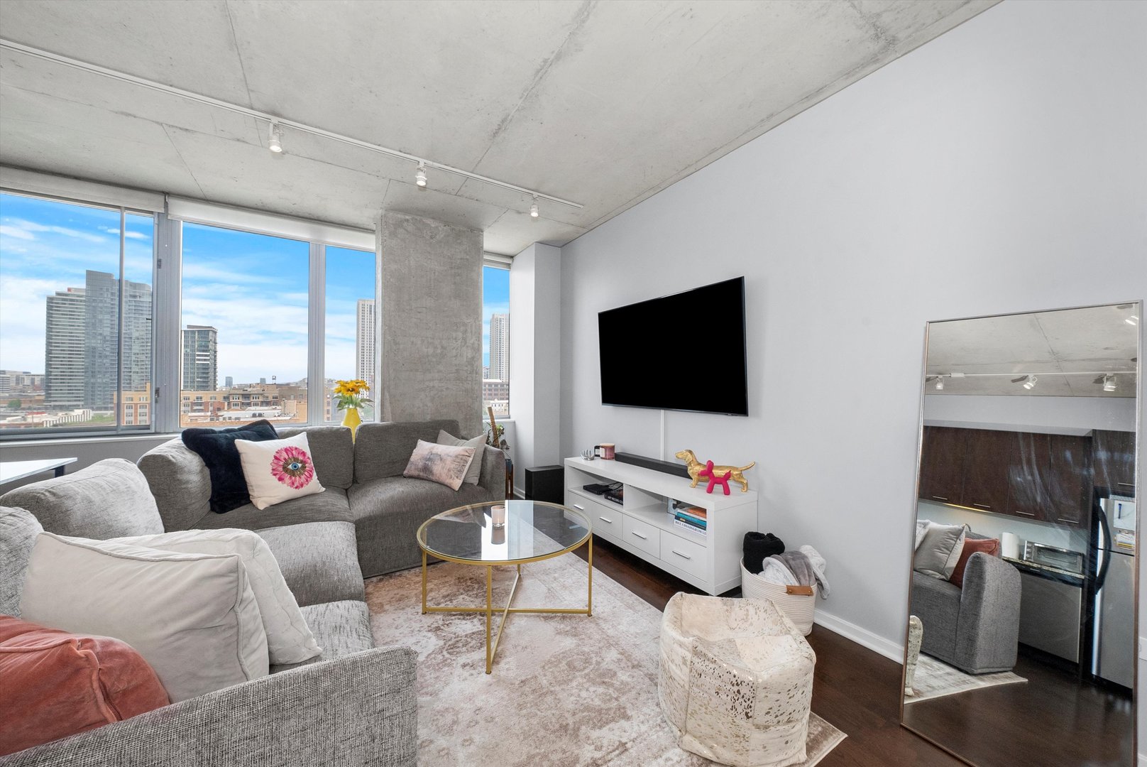 659 West Randolph Street, Unit 902 Chicago, IL 60661 - Photo 2 of 11