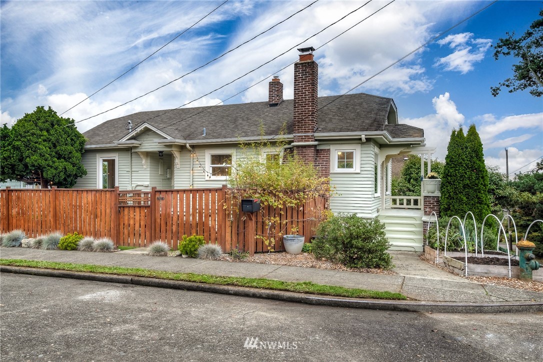 452 North 65th Street Seattle, WA 98103 - Photo 28 of 31 a front view of a house with garden