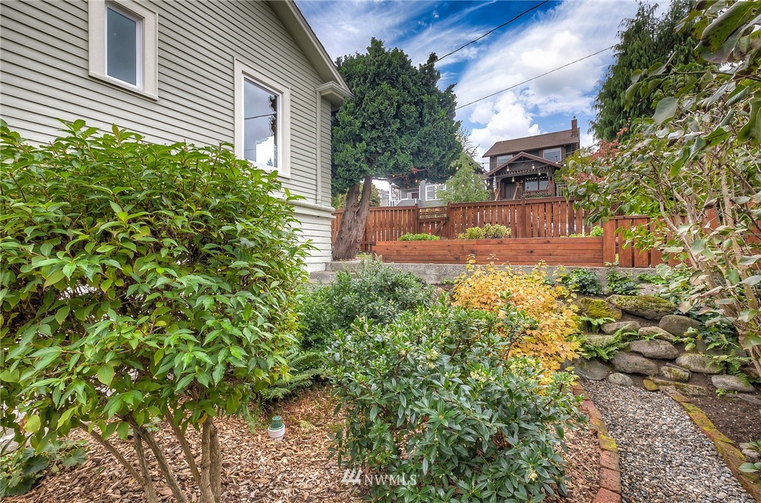 452 North 65th Street Seattle, WA 98103 - Photo 29 of 31 a view of a back yard of the house