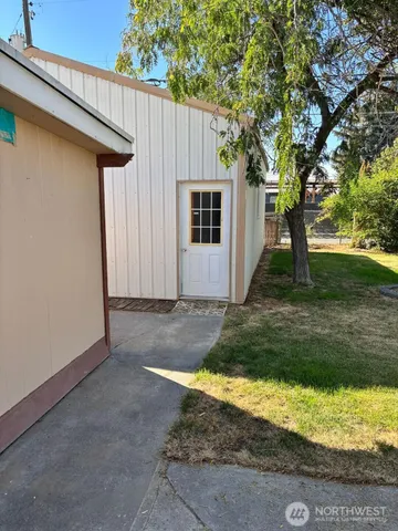 a view of back yard of the house
