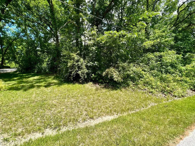 a view of outdoor space with a house