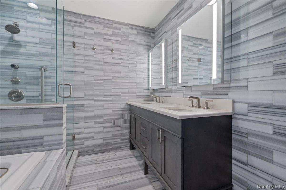 151 Seaman Neck Road Dix Hills, NY 11746 - Photo 23 of 35