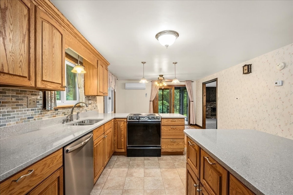 31 Stone School Road Sutton, MA 01590 - Photo 6 of 37