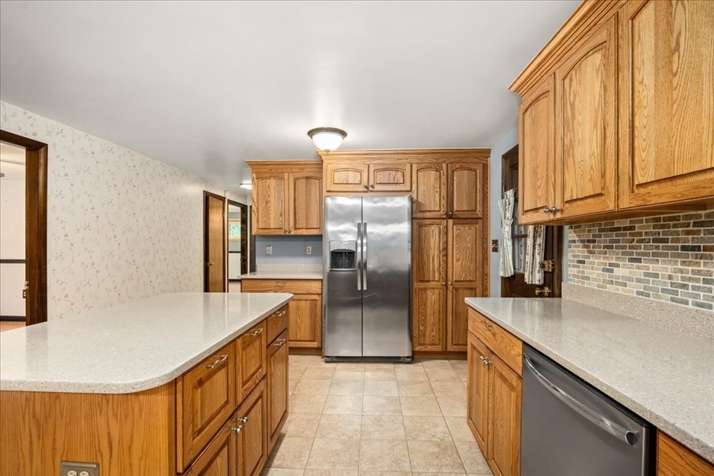 31 Stone School Road Sutton, MA 01590 - Photo 7 of 37
