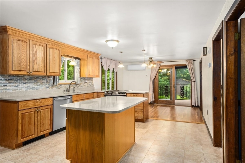 31 Stone School Road Sutton, MA 01590 - Photo 8 of 37