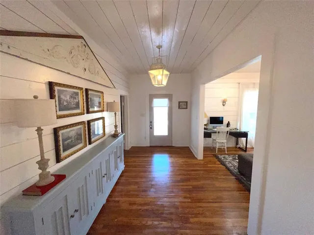 a view of entryway with livingroom