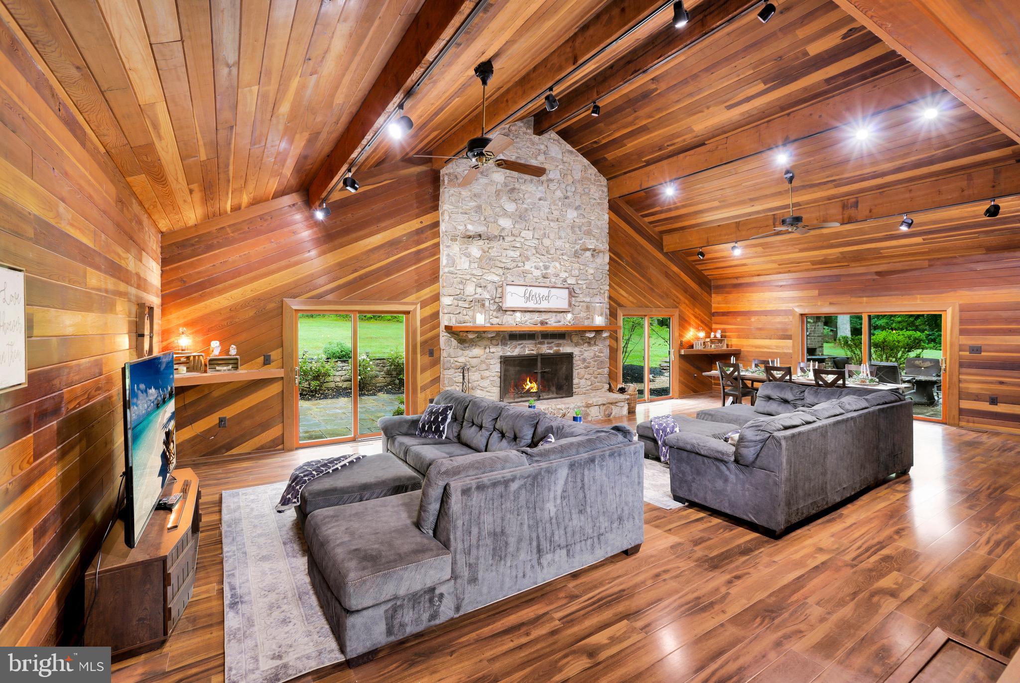 43351 Spinks Ferry Road Leesburg, VA 20176 - Photo 16 of 48 Large retreat like family room.