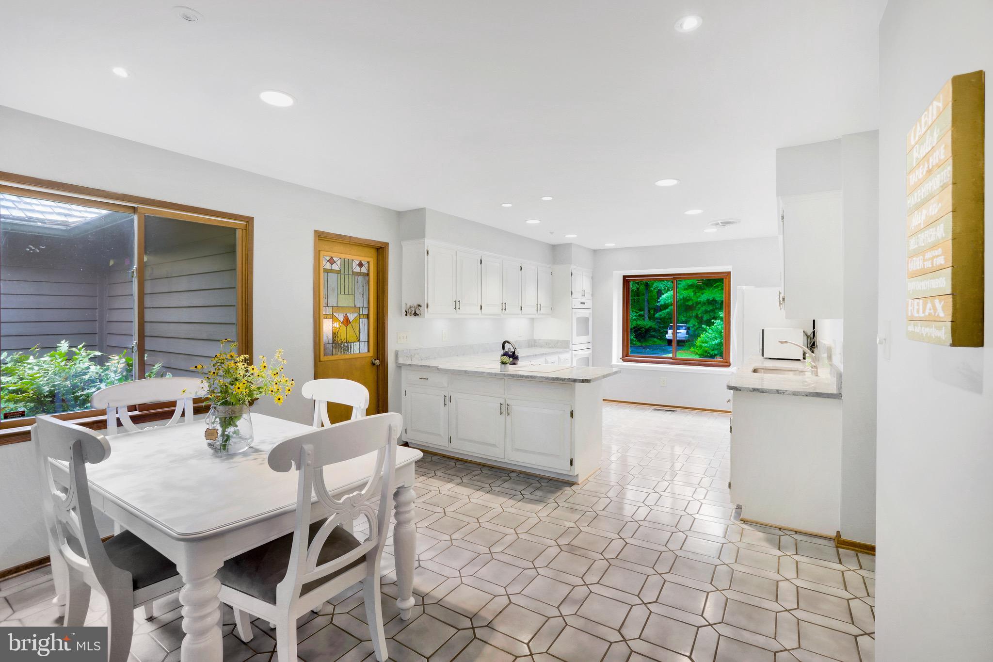 43351 Spinks Ferry Road Leesburg, VA 20176 - Photo 21 of 48 Bright eat-in kitchen.