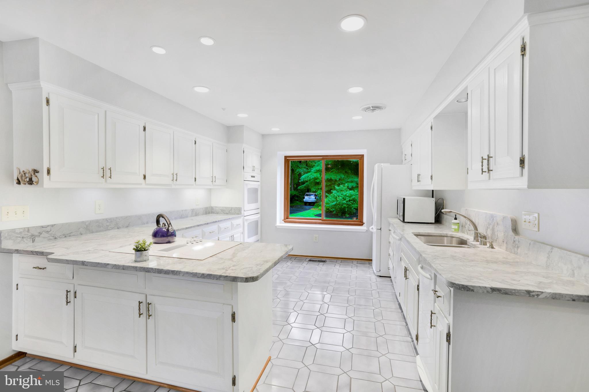 43351 Spinks Ferry Road Leesburg, VA 20176 - Photo 22 of 48 Granite countertops, double ovens