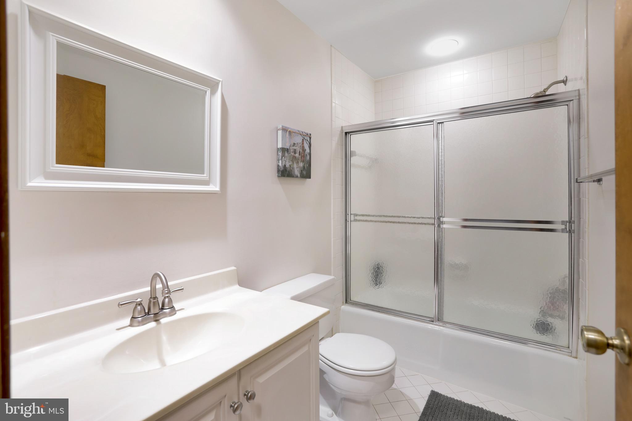 43351 Spinks Ferry Road Leesburg, VA 20176 - Photo 34 of 48 Full hall bathroom