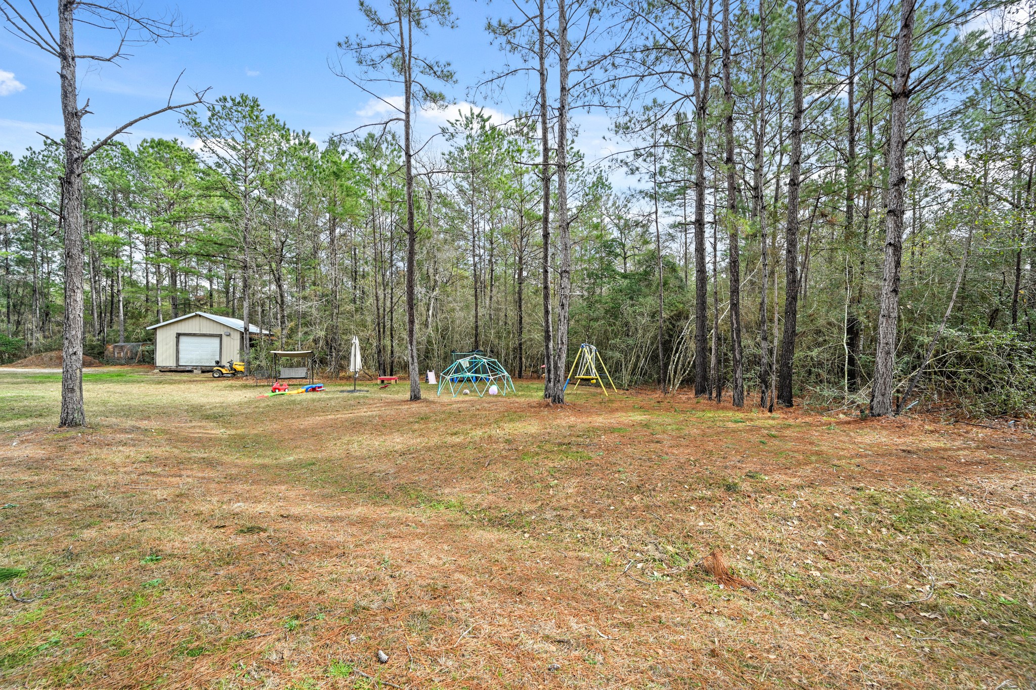 6026 Carter Road Waller, TX 77484 - Photo 32 of 34 a backyard of a house with lots of green space