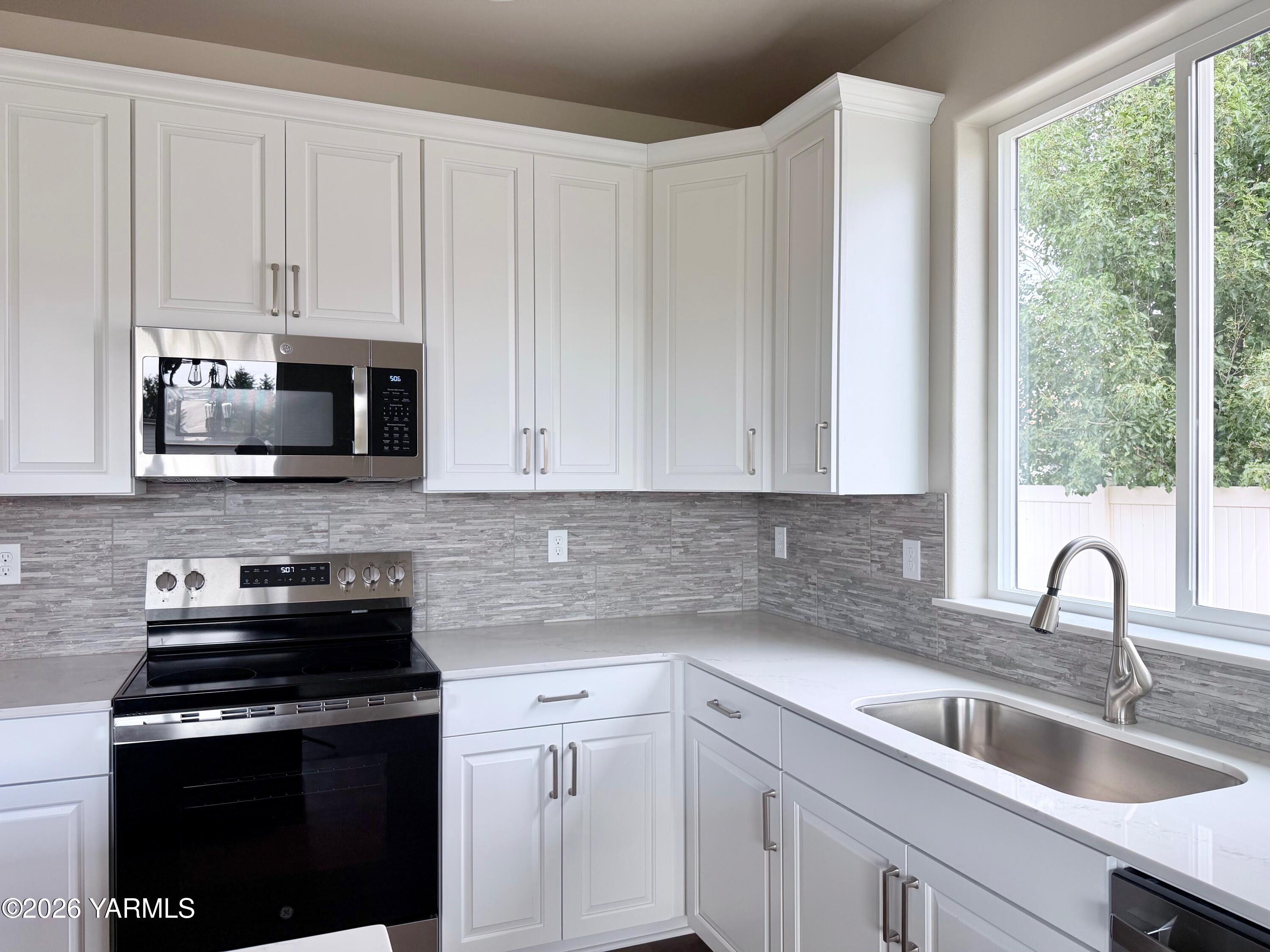 5912 Crestfields Road Yakima, WA 98903 - Photo 6 of 29 kitchen4