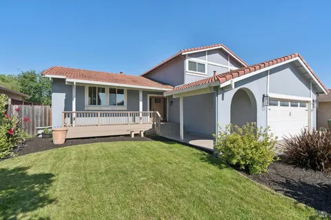 $1,049,000 | 112 Rose Petal Court, Petaluma, CA 94954