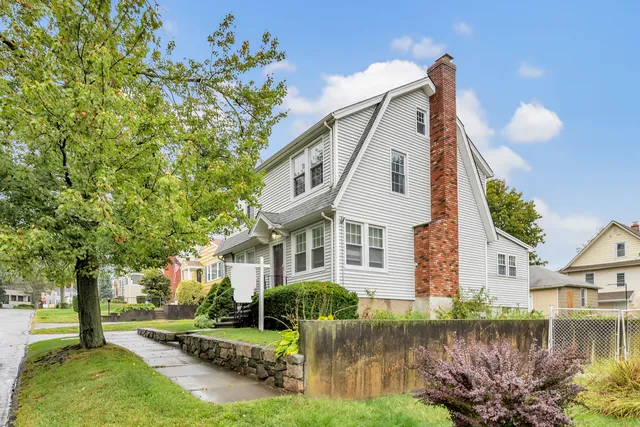 a view of a yard in front of house