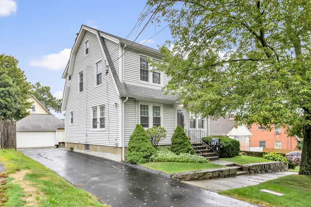 a view of house with a yard