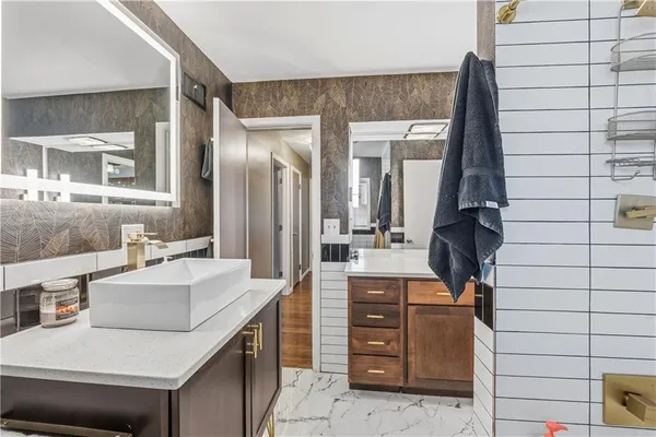 $595,000 | 121 Highland Park Avenue, Excelsior Springs, MO 64024