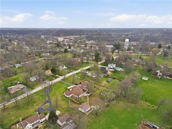 $595,000 | 121 Highland Park Avenue, Excelsior Springs, MO 64024