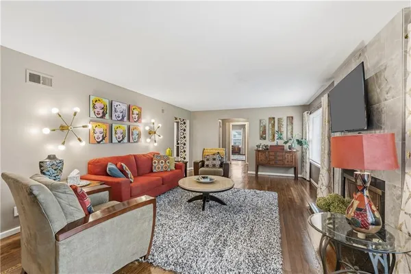 $595,000 | 121 Highland Park Avenue, Excelsior Springs, MO 64024