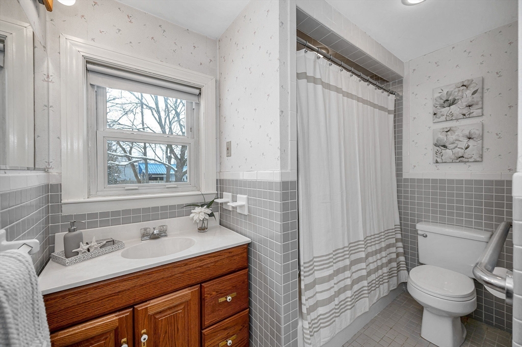 12 Edwin Street Reading, MA 01867 - Photo 13 of 31 Gallery Image 13