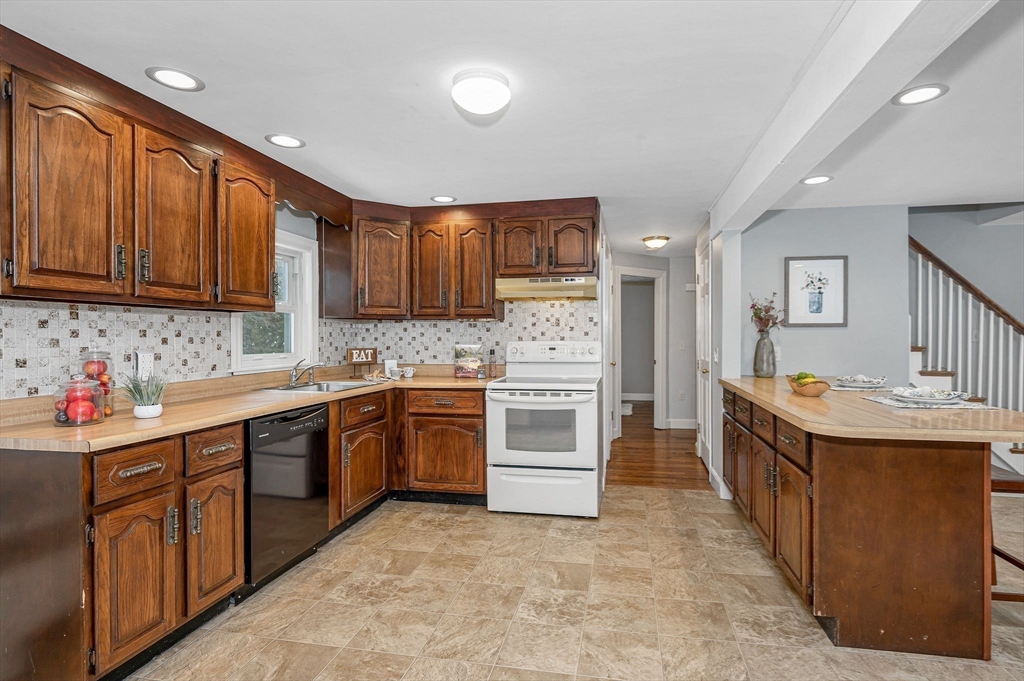 12 Edwin Street Reading, MA 01867 - Photo 7 of 31 Gallery Image 7