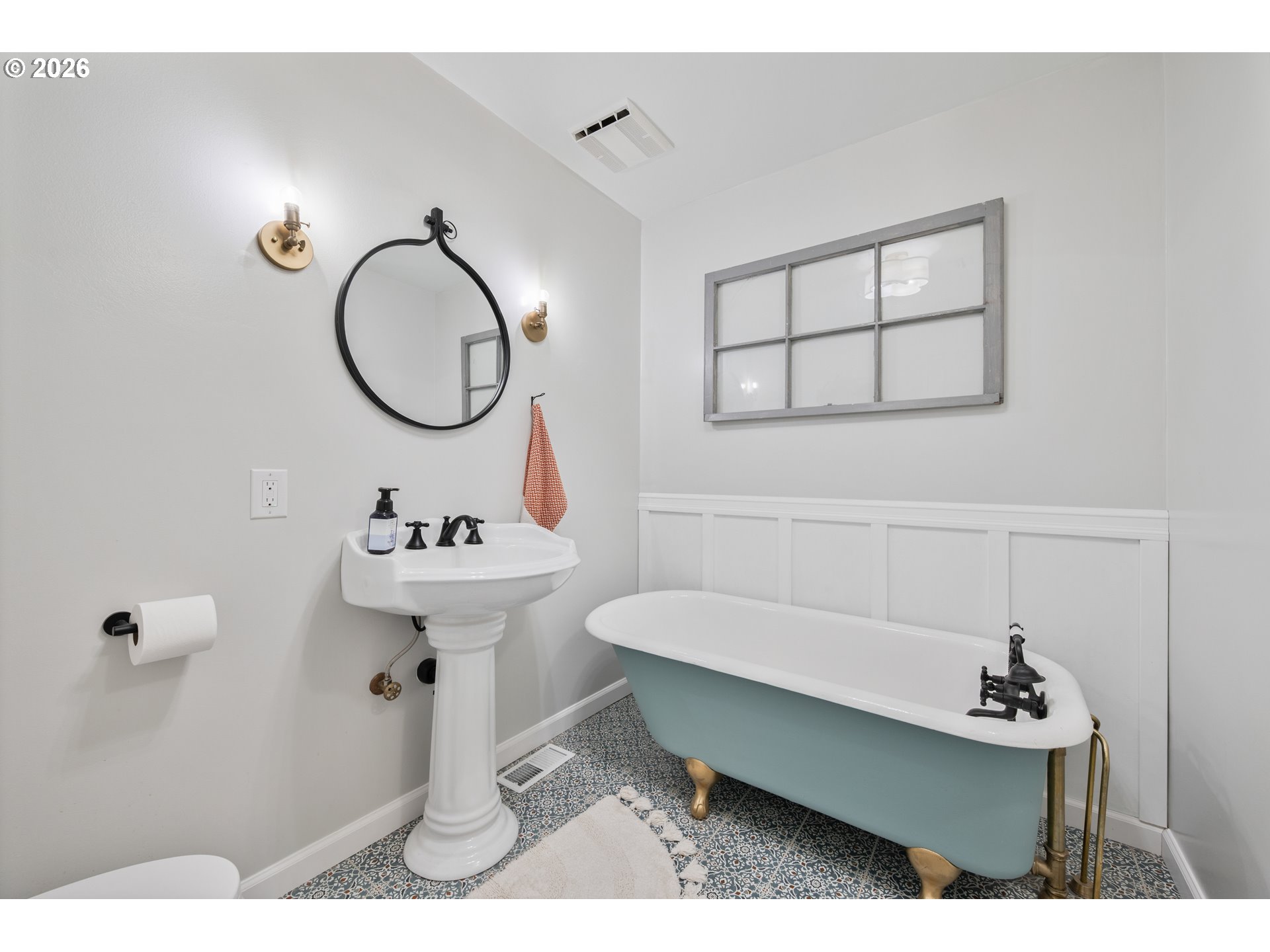 1239 Rose Valley Road Kelso, WA 98626 - Photo 19 of 48 a bathroom with a sink mirror and tub