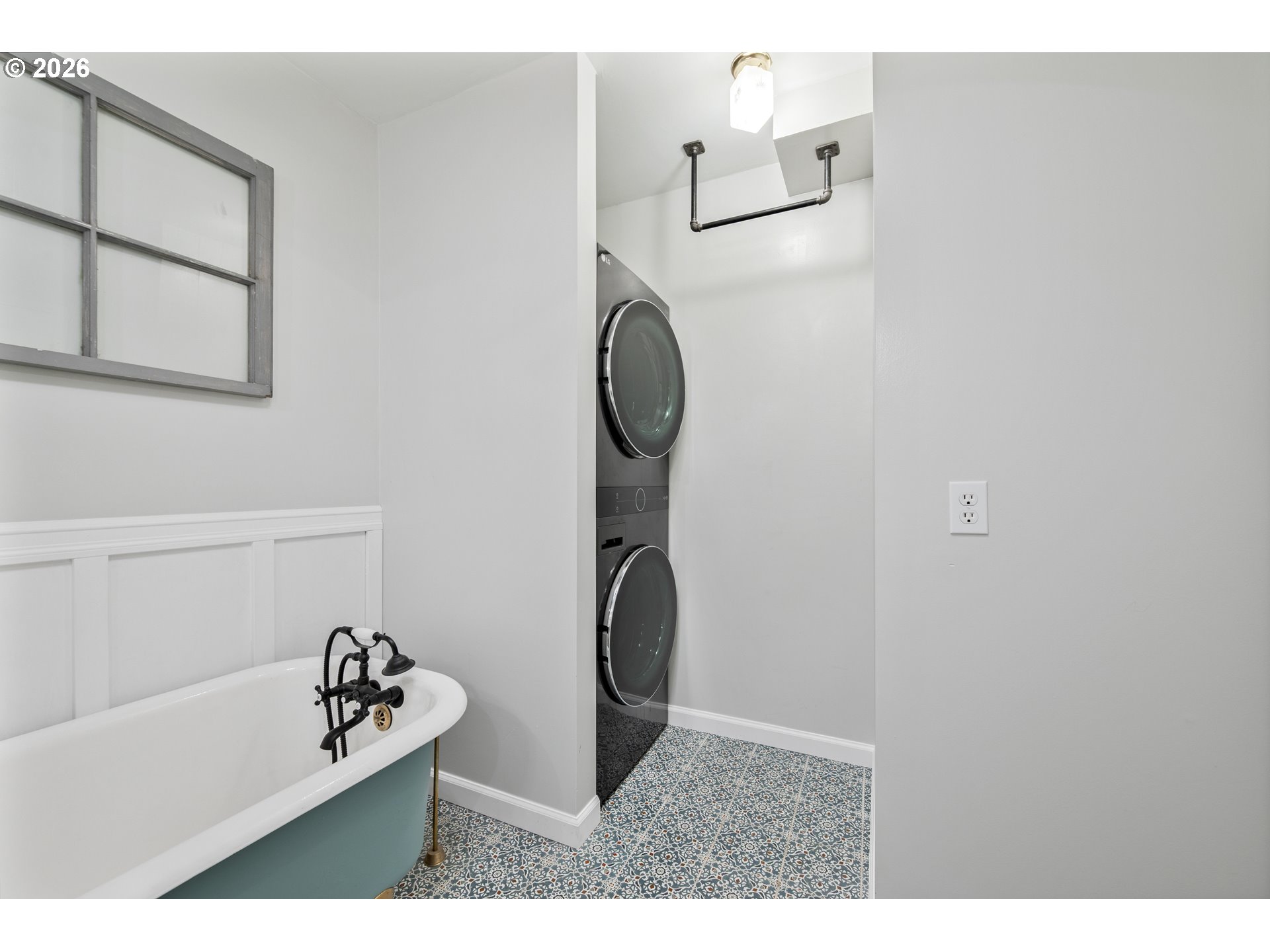 1239 Rose Valley Road Kelso, WA 98626 - Photo 20 of 48 a bathroom with a sink and a mirror