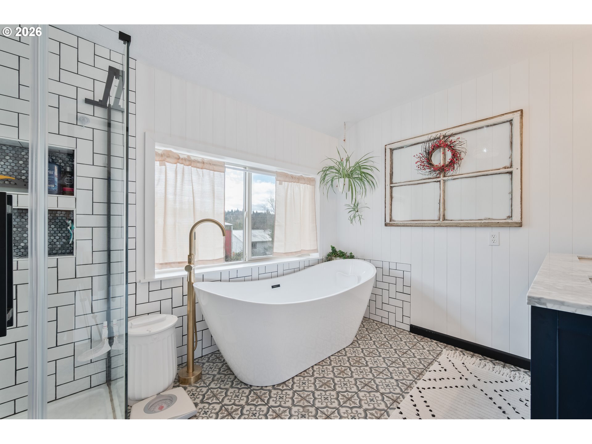 1239 Rose Valley Road Kelso, WA 98626 - Photo 26 of 48 a view of a bathtub in a room