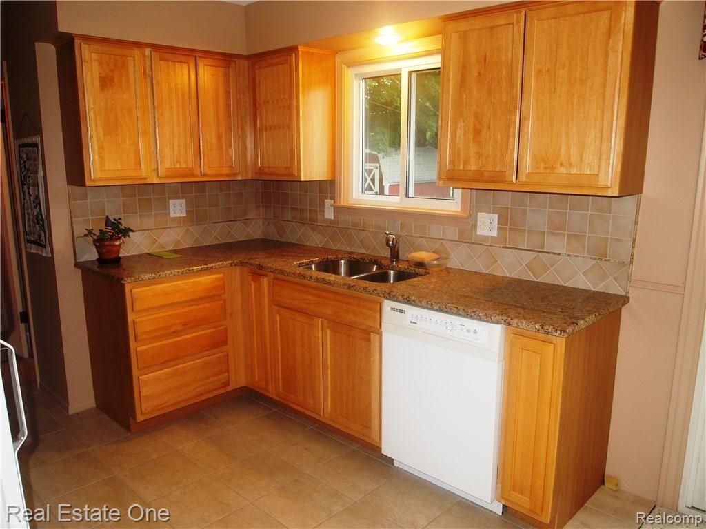 540 West Livingston Road Highland, MI 48357 - Photo 7 of 25 P1016757.JPG