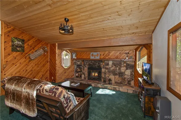 a view of livingroom with furniture