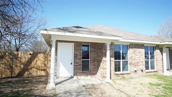 $1,850 | 319 Southeast 13th Street, Grand Prairie, TX 75051