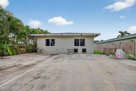 a view of a house with backyard and a garden