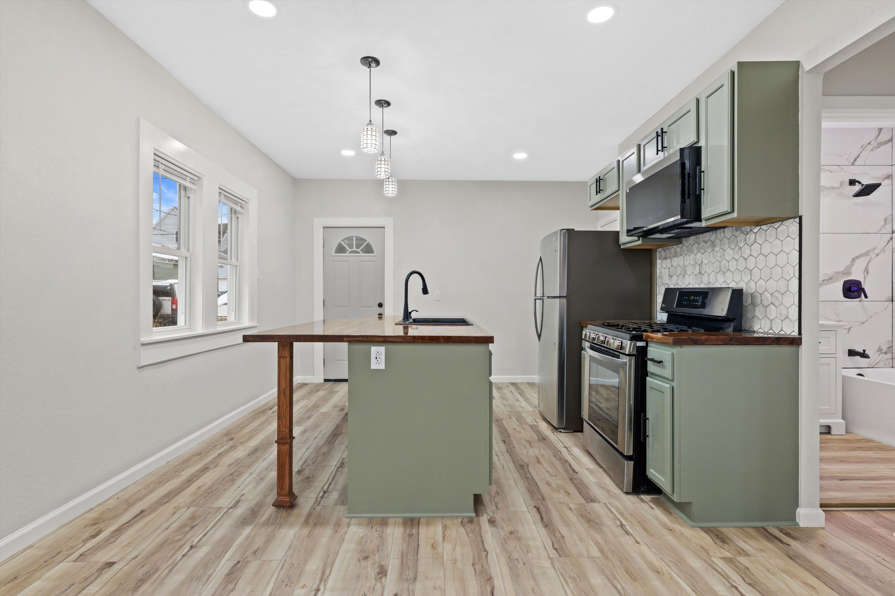 2031 South 7th Street Milwaukee, WI 53204 - Photo 2 of 30 35-IMG_6613