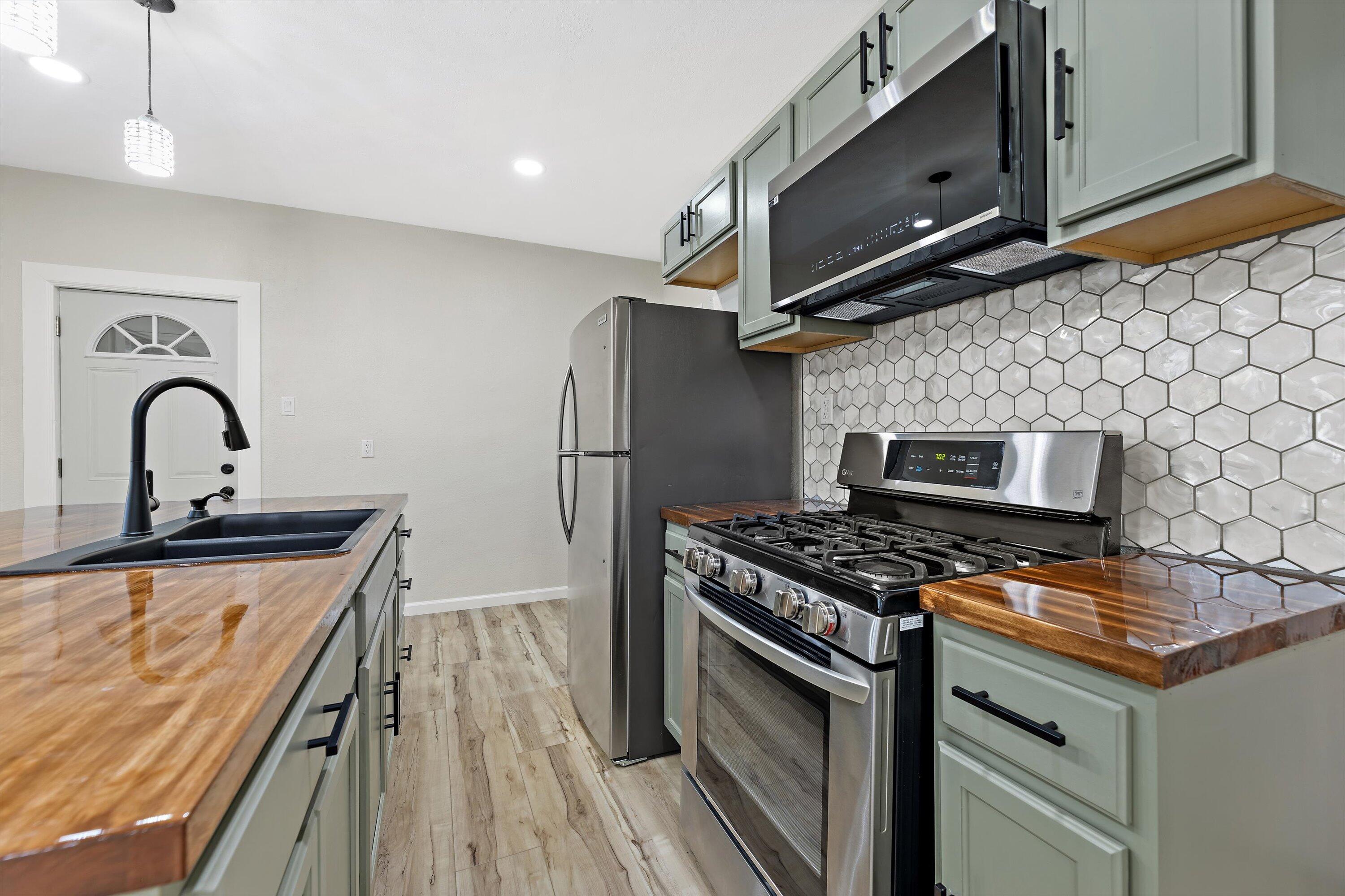 2031 South 7th Street Milwaukee, WI 53204 - Photo 4 of 30 39-IMG_6640