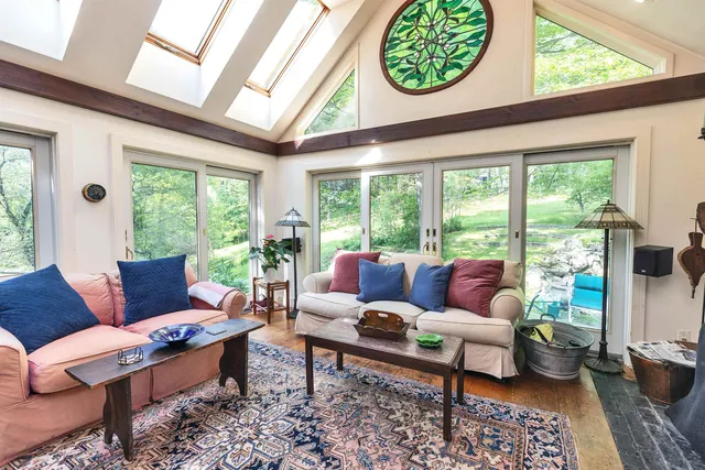 $1,100,000 | 133 Hay Hill Road, Francestown, NH 03043